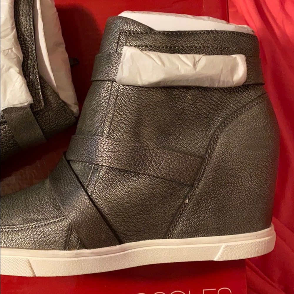 Zipper wedge booties